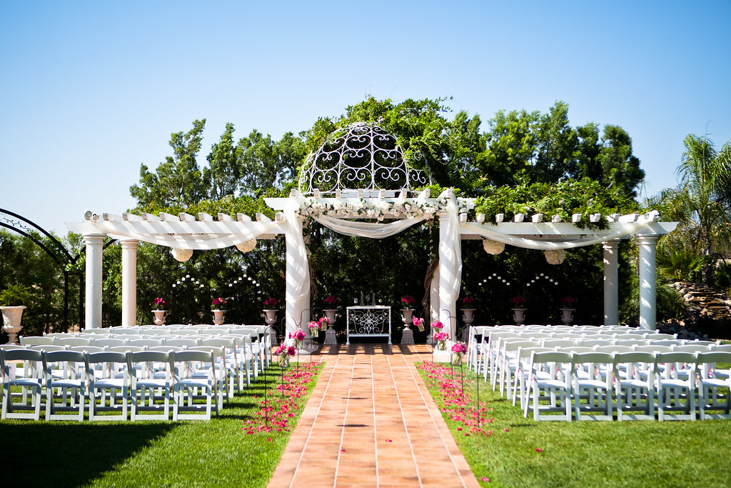 Ide Tema Dekorasi Wedding Outdoor Sederhana