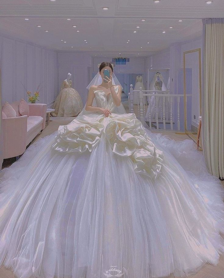 Gaun Pernikahan Mewah : Pilihan Terbaik untuk Pengantin yang Ingin Tampil Memukau